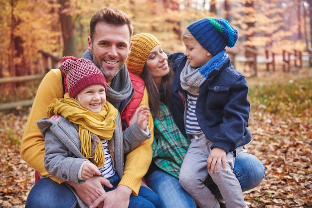 Juguetón con la familia en el bosque.