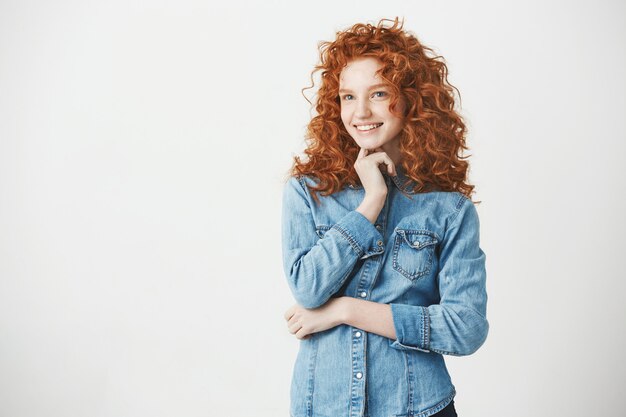 Juguetón hermosa pelirroja niña sonriente Copia espacio.