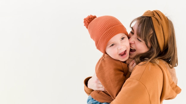 Foto gratuita juguetón madre e hijo