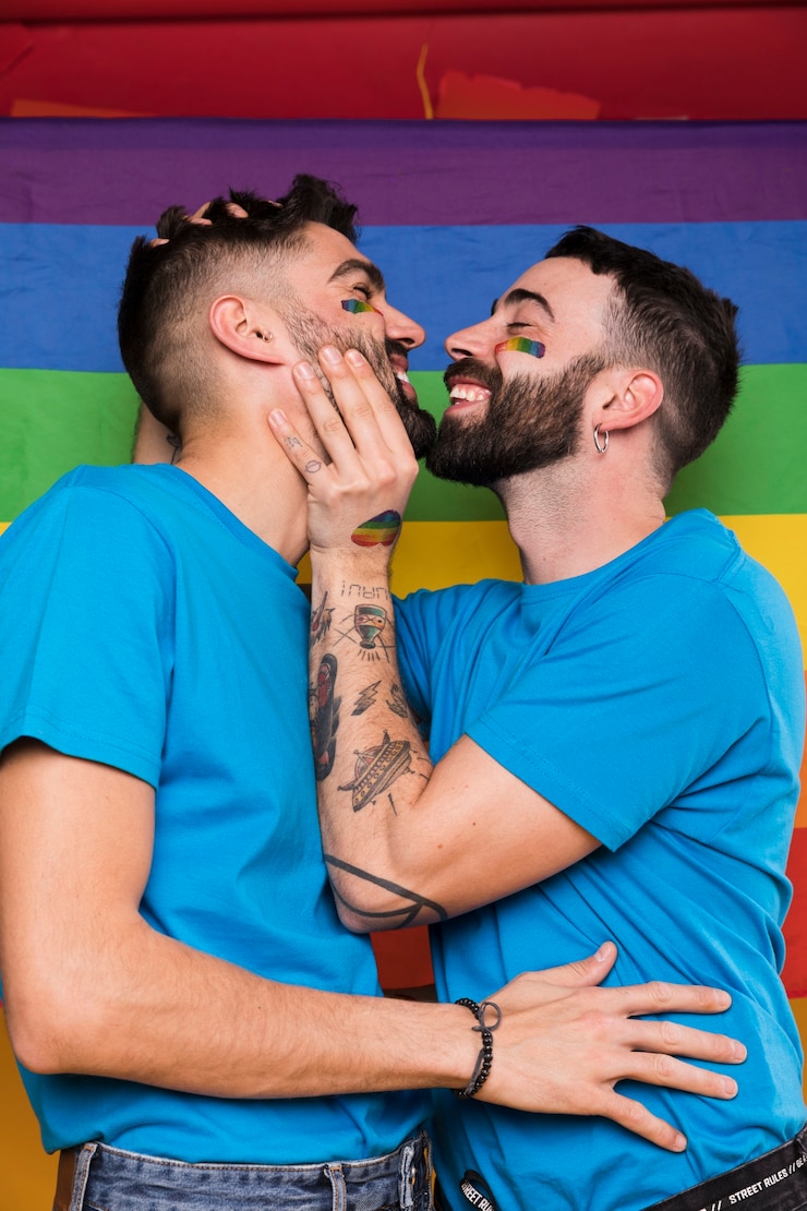 Foto gratuito juguetón pareja gay abrazando