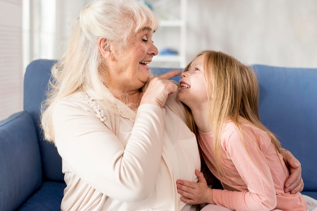 Juguetona abuela con chica