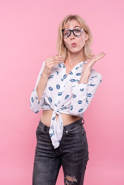 Foto gratuita juguetona mujer joven posando con gafas máscara