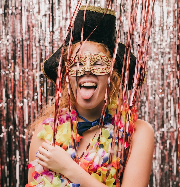 Juguetona mujer sonriente vestida en fiesta de carnaval