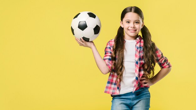 Junior sosteniendo la pelota en el estudio