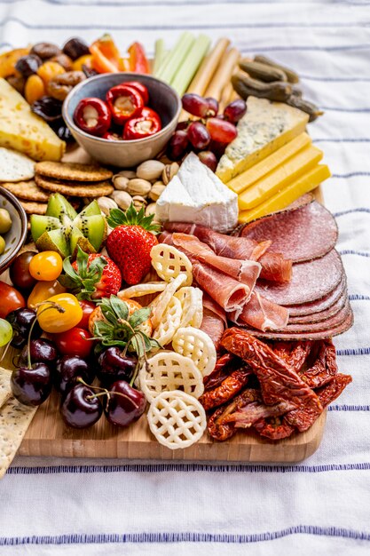 Junta de charcutería con embutidos, frutas frescas y queso de cerca