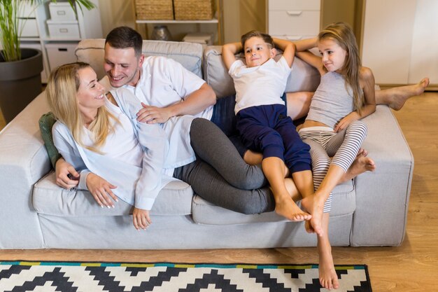 Juntos familia sentada en un sofá