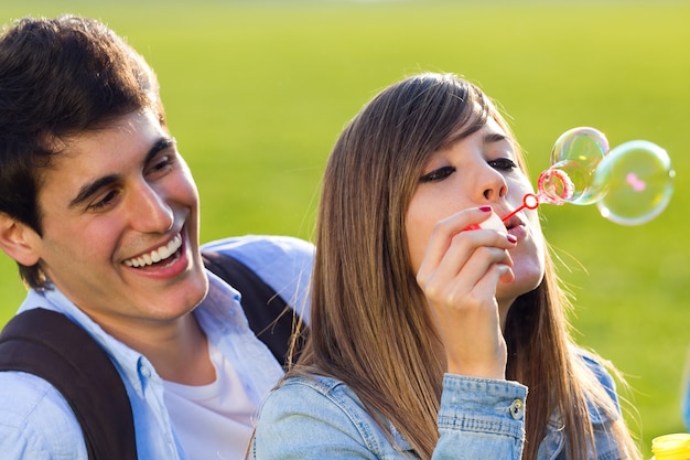 Juntos romántico jardín juguetón sonrisa