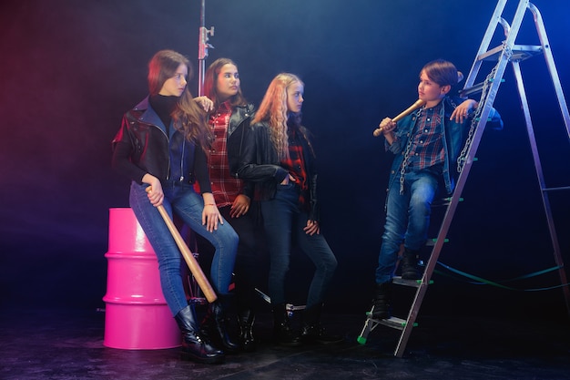 Juventud rebelde. Retrato de cuerpo entero de niños engreídos con elegantes jeans y ropa de cuero. Concepto de motín adolescente, moda infantil, inconformismo y energía joven. Estilo de vida moderno.