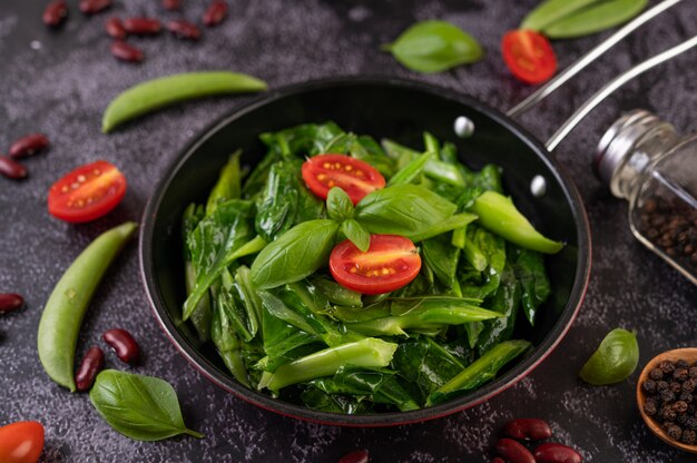 Kale salteado en salsa de ostras en una sartén.