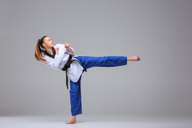 Karate Girl con cinturón negro