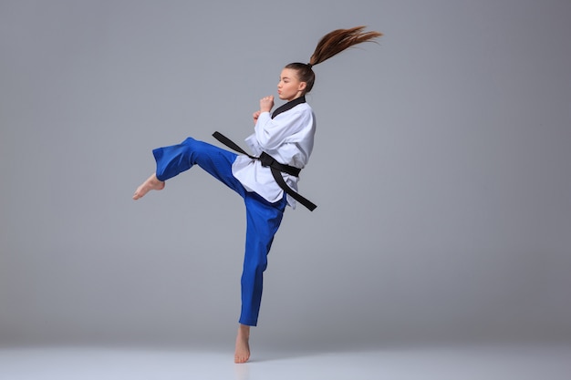 Foto gratuita karate girl con cinturón negro