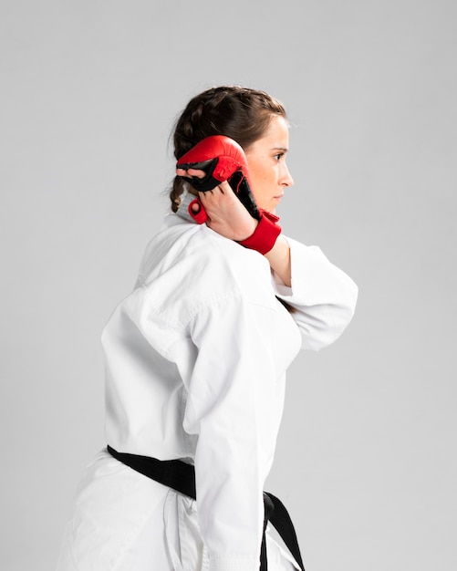 Karate mujer en acción aislado en fondo blanco.