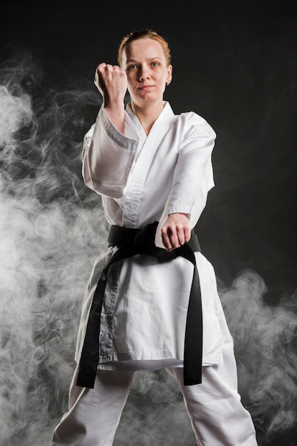 Karate mujer posando vista frontal