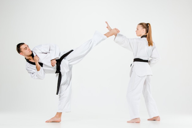 El karate niña y niño con cinturones negros