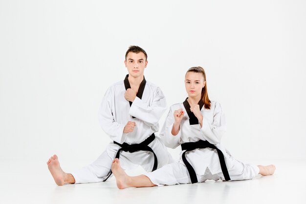 El karate niña y niño con cinturones negros