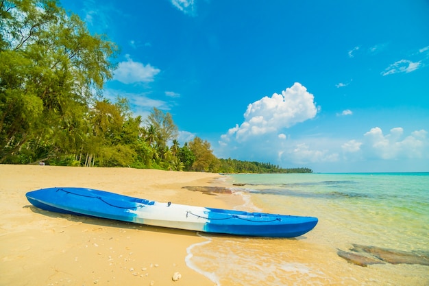 Kayak en barco en la hermosa playa paradisíaca y el mar