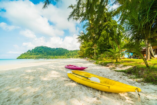 Kayak en barco en la hermosa playa tropical y el mar con palmera de coco en la isla paradisíaca