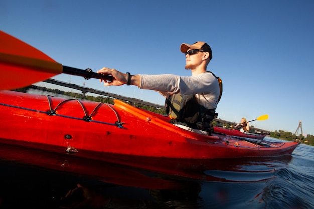 Foto gratuita kayak hombre remando en un kayak canotaje remando