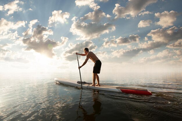 Kayak Hombre remando en un kayak Canotaje remando