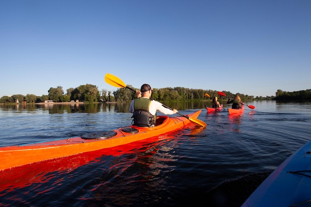 Kayak Hombre remando en un kayak Canotaje remando