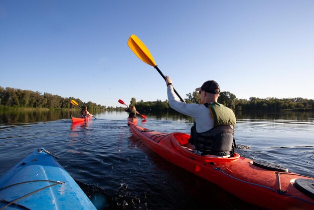 Kayak Hombre remando en un kayak Canotaje remando