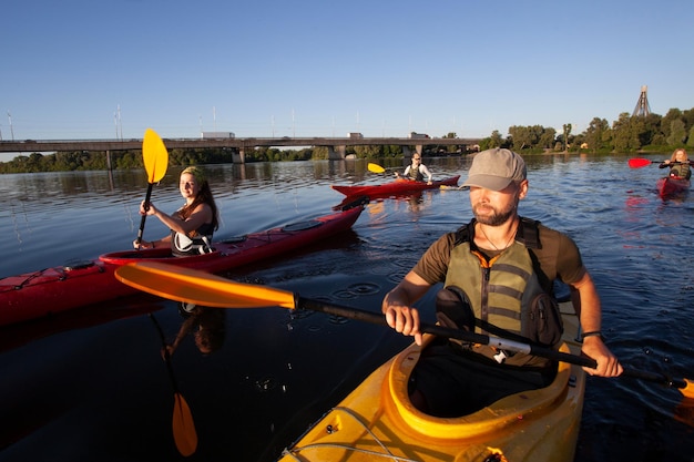 Kayak Hombre remando en un kayak Canotaje remando