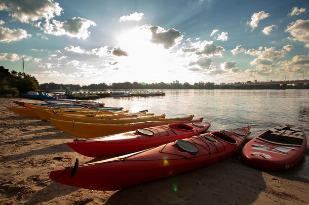 Kayak Hombre remando en un kayak Canotaje remando