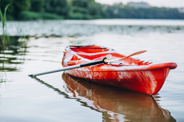 Kayak en el lago, barco solo