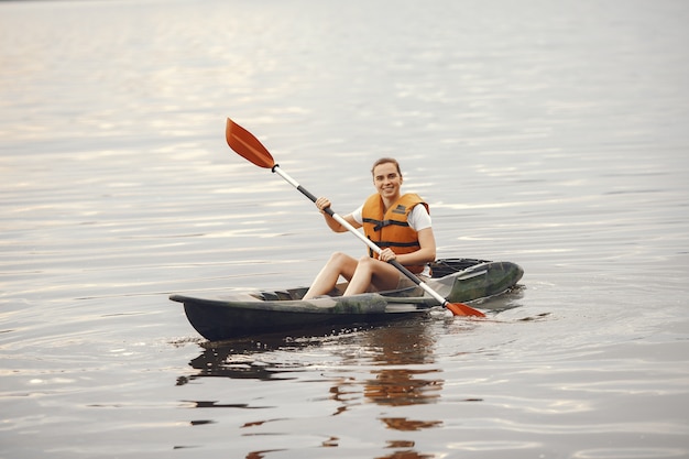 Kayak. Una mujer en kayak. Chica remando en el agua.