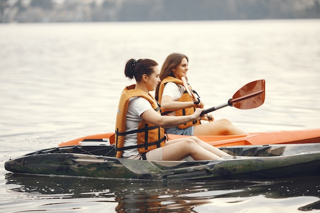 Kayak. Una mujer en kayak. Chicas remando en el agua.