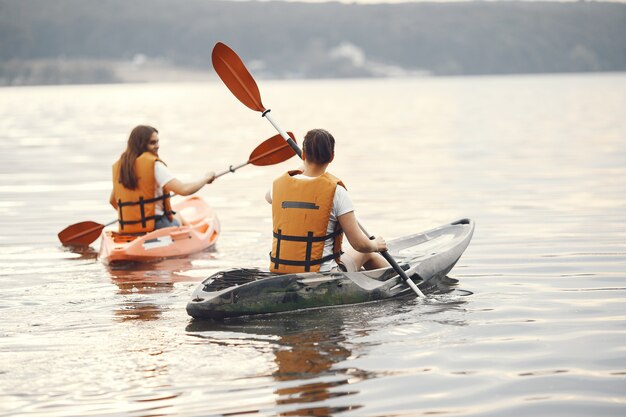 Kayak. Una mujer en kayak. Chicas remando en el agua.