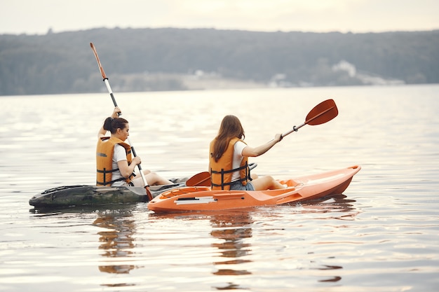 Kayak. Una mujer en kayak. Chicas remando en el agua.