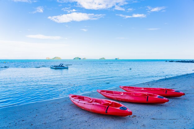 Kayak rojo en la playa tropical mar y océano