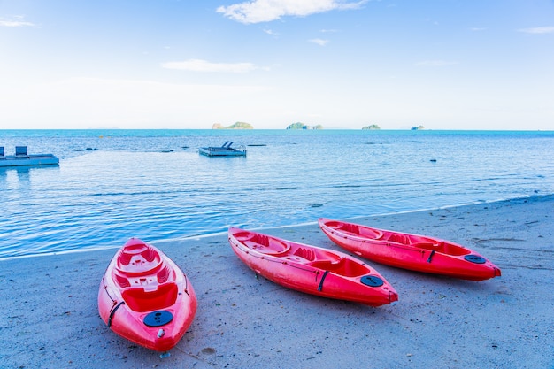 Foto gratuita kayak rojo en la playa tropical mar y océano