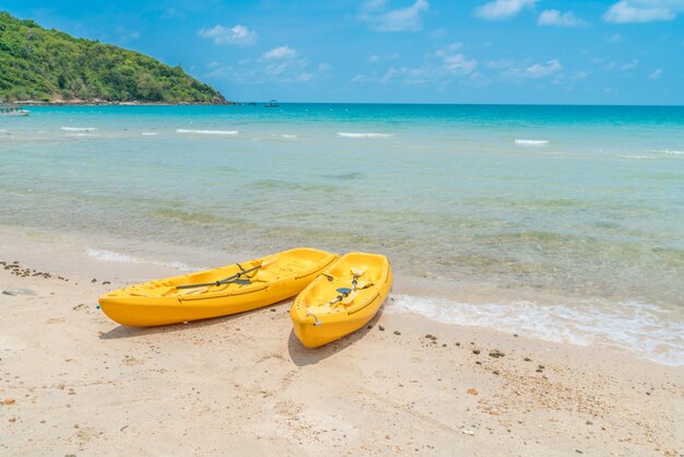 kayaks amarillas en la playa de arena blanca