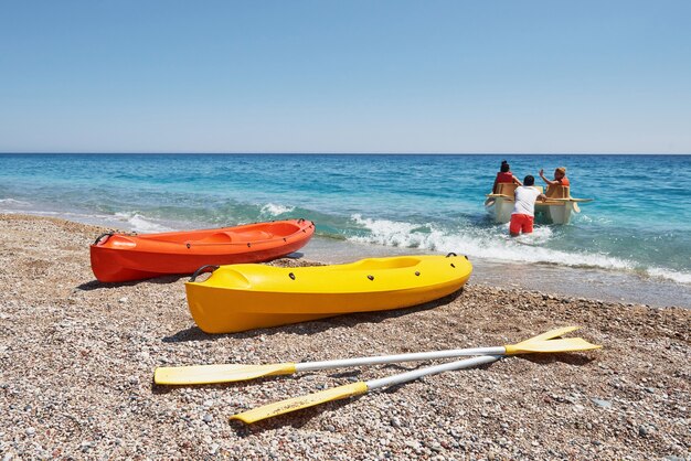 Kayaks de colores en la playa. Precioso paisaje.