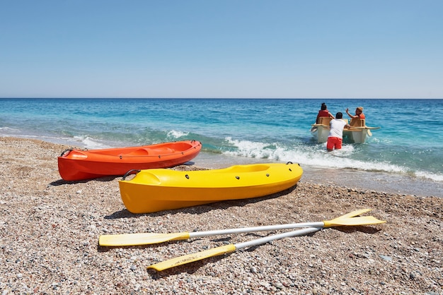 Kayaks de colores en la playa. Precioso paisaje.