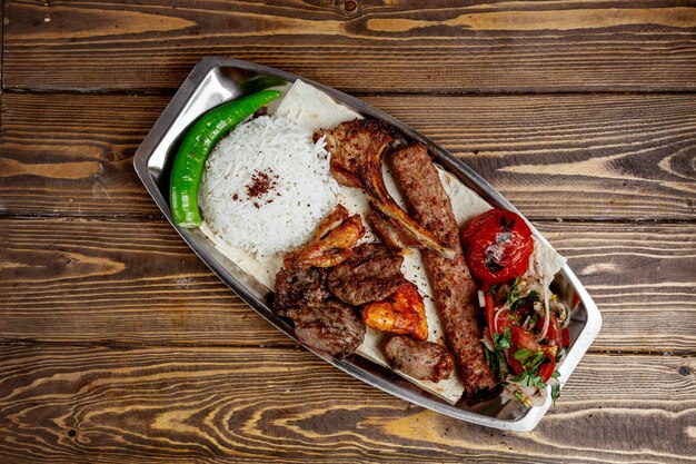 Kebab de carne y pollo con arroz y cebolla picada
