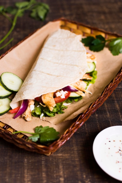 Kebab de carne y verduras cocidas en la cesta