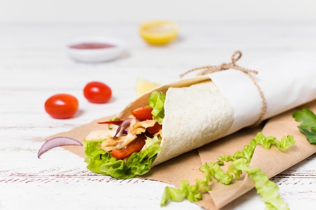 Foto gratuita kebab de carne y verduras cocidas envuelto