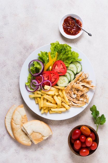 Kebab de carne y verduras cocidas en varios platos