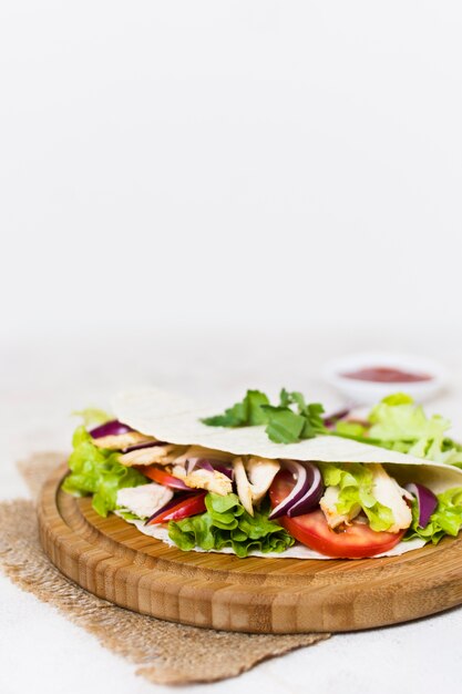 Kebab de carne y verduras cocidas