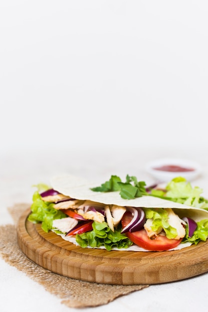 Kebab de carne y verduras cocidas