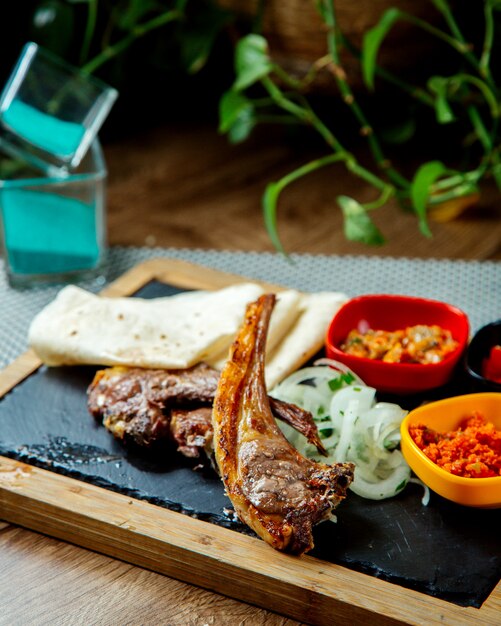 Kebab de carne con verduras sobre la mesa