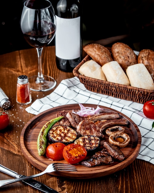 Kebab de carne con verduras sobre tabla de madera