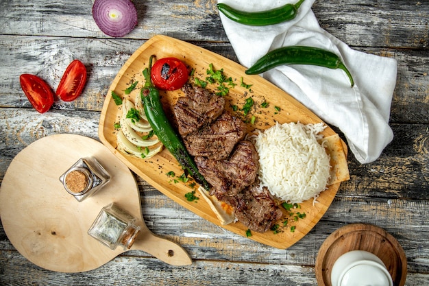 Kebab de carne con vista superior de cebolla de arroz