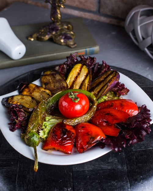 Foto gratuita kebab frito de verduras sobre la mesa