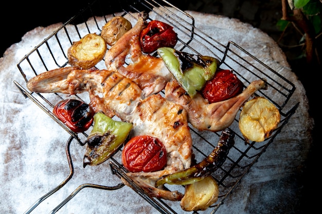 kebab de pollo a la parrilla con verduras