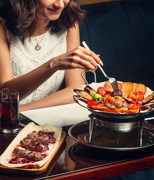 Foto gratuita kebab tradicional sobre la mesa