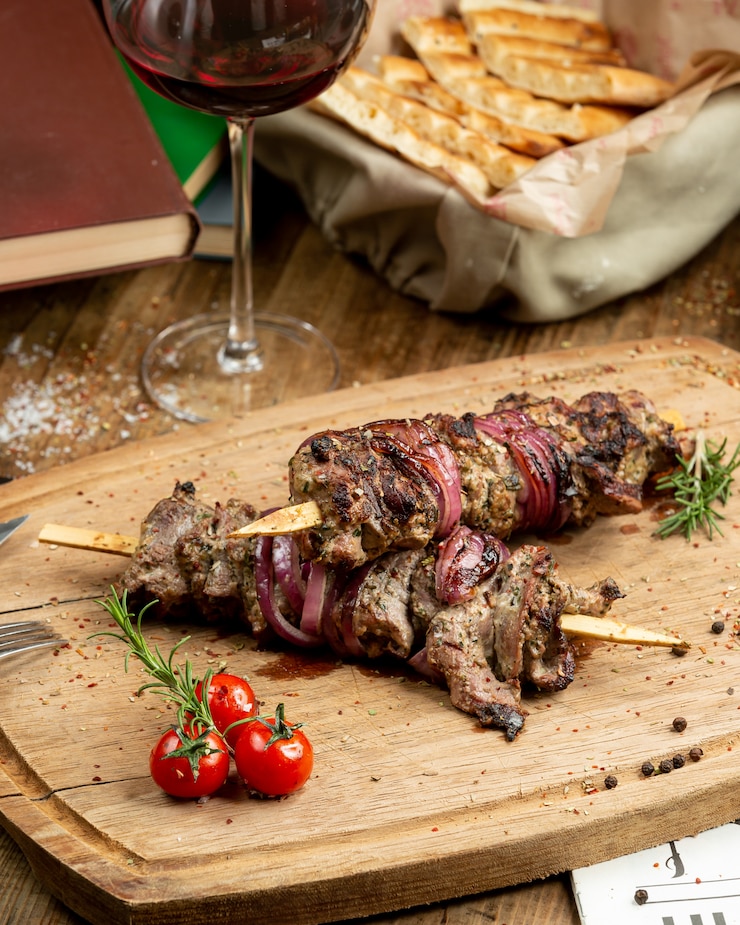 Foto gratuito kebab tradicional en el tablero de madera